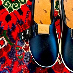 True linkswear fs- slides size 9 women, 7 for men